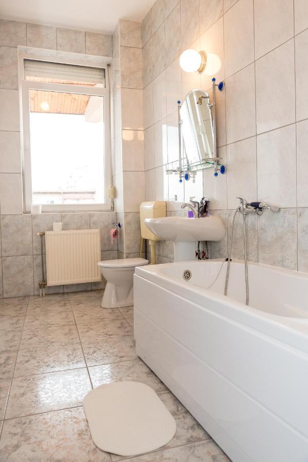 Bao Apartament & Rooms Oradea Exteriör bild